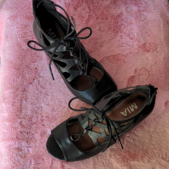 Heels - Picture 3 of 3